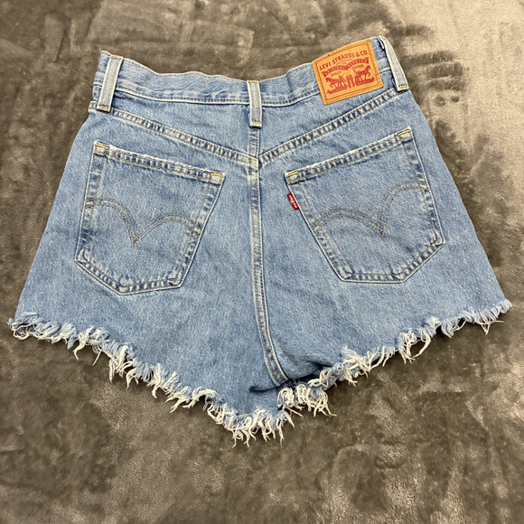 Levi’s High Waist Mom Jean Shorts Women Sz.27 Blue Cut Off Distressed 3” - Picture 4 of 9